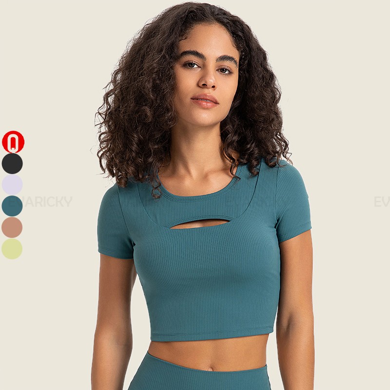 Camiseta con abertura frontal de color liso